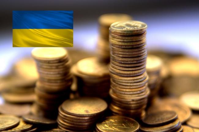 Monety w stosach z flagą ukraińską w tle