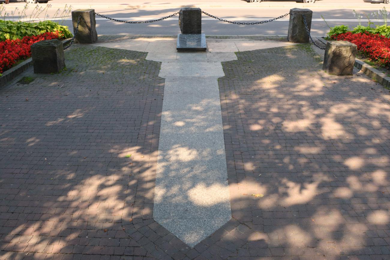 Tak zwany ceń Pomnika Wolności z płytą pamiątkową