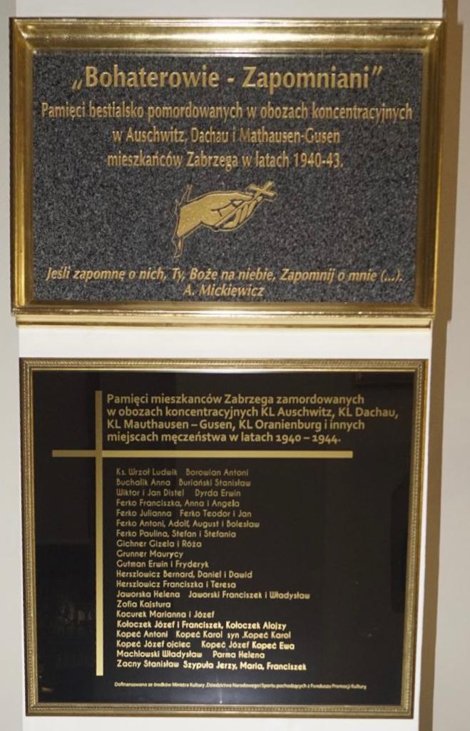 tablice pamiątkowe jedna pod drugą