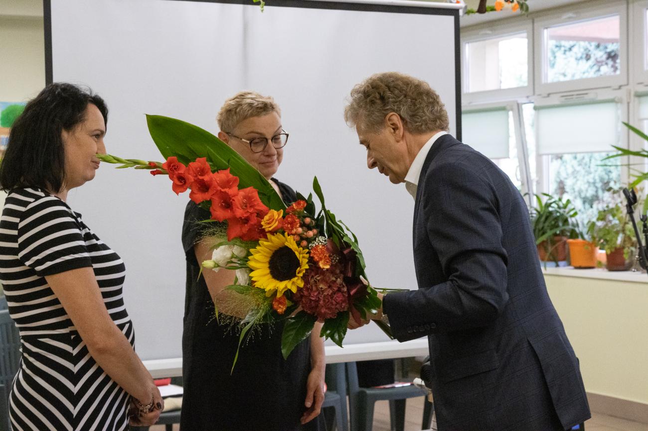Burmistrz Marian Błachut wręczający kwiaty