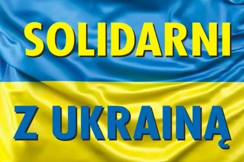 flaga Ukrainy z napisem Solidarni z Ukrainą