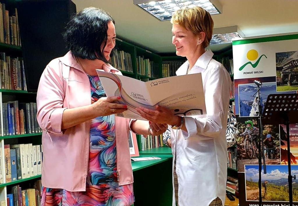 Fot. powiat bielski Marzena Gałecka odbiera dyplom z tytułem bibliotekarza roku