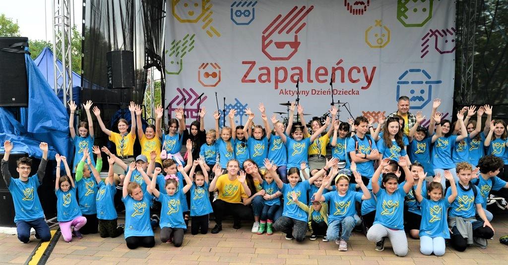 Fot. Łukasz Bialik Uczestnicy imprezy na wspólnym zdjęciu przed sceną