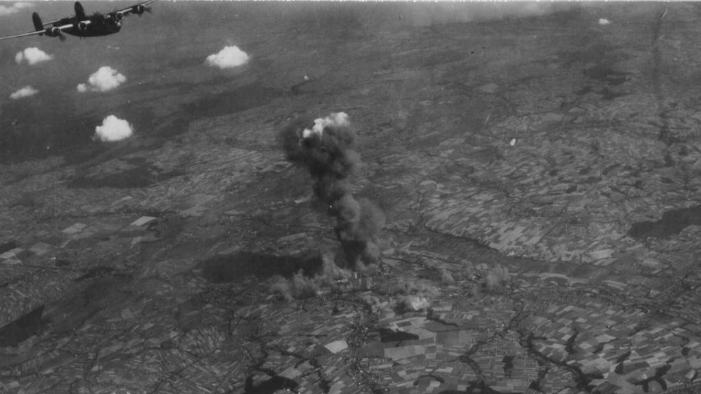 samolot bombardujący rafinerię w Czechowicach