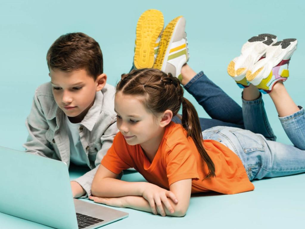 dzieci przed laptopem