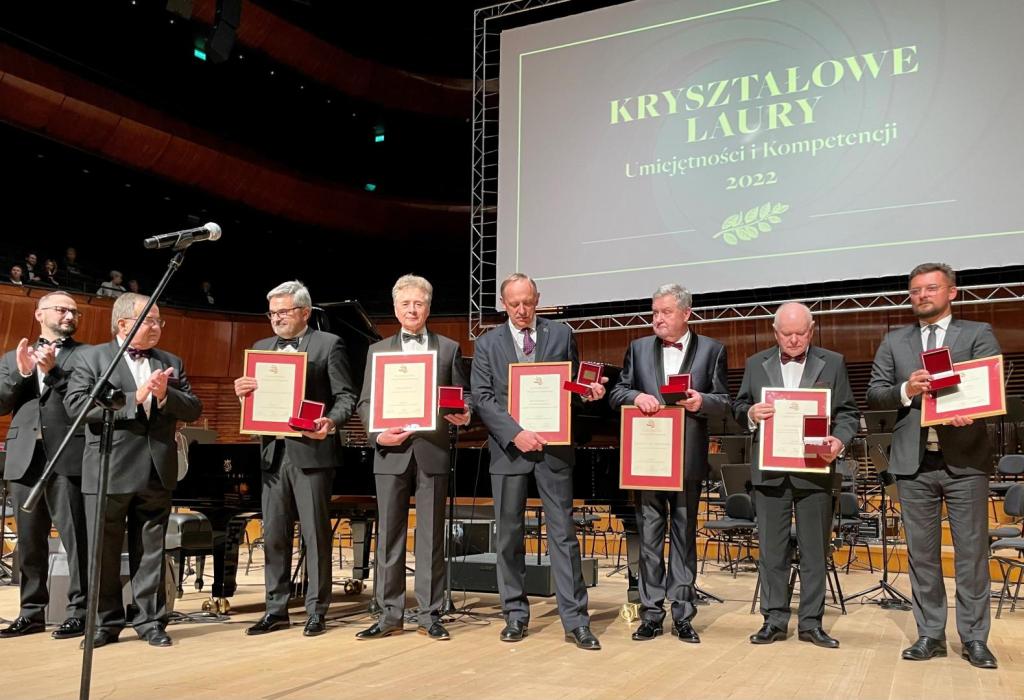 Laureaci Kryształowy Laurów, wśród nich Burmistrz Marian Błachut, na scenie NOSPR w Katowicach. 