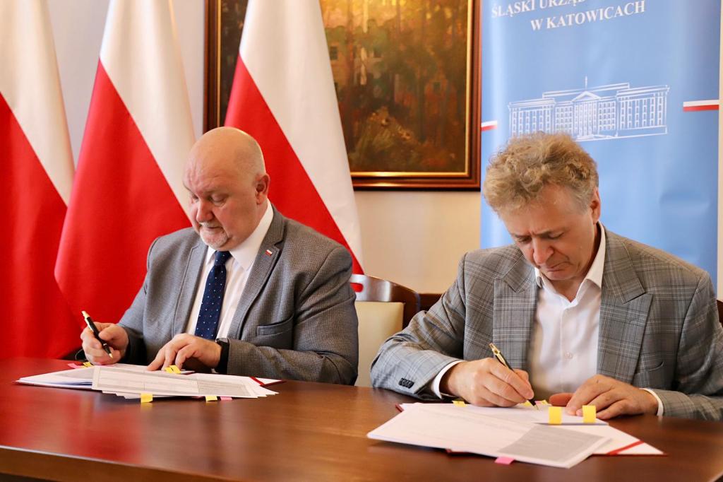 Wicewojewoda Śląski Jan Chrząszcz i Burmistrz Marian Błachut podpisujący umowę