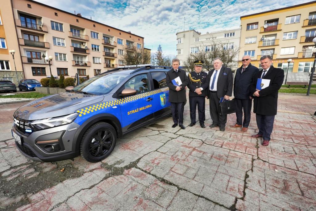uroczyste przekazanie samochodu patrolowego dla Straży Miejskiej na placu Jana Pawła II