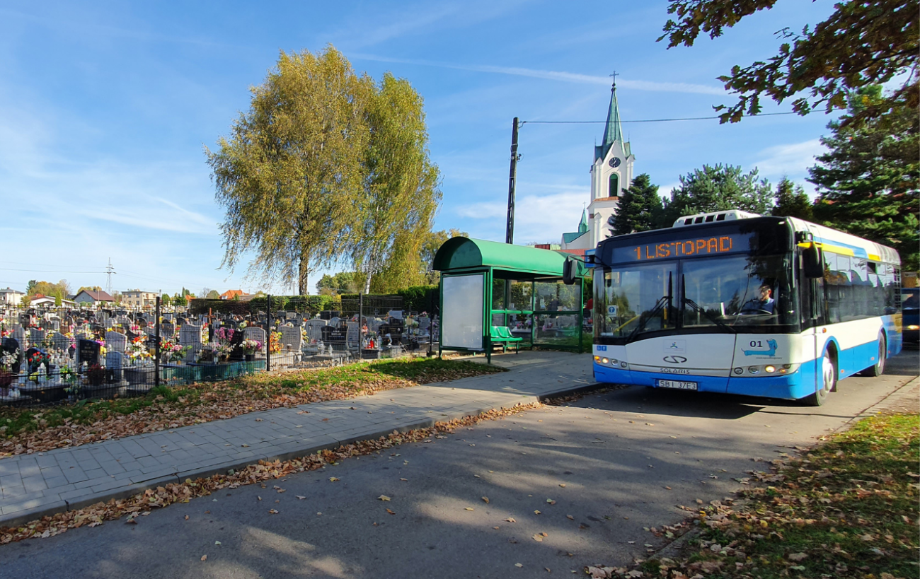 autobus na przystanku obok cmentarza