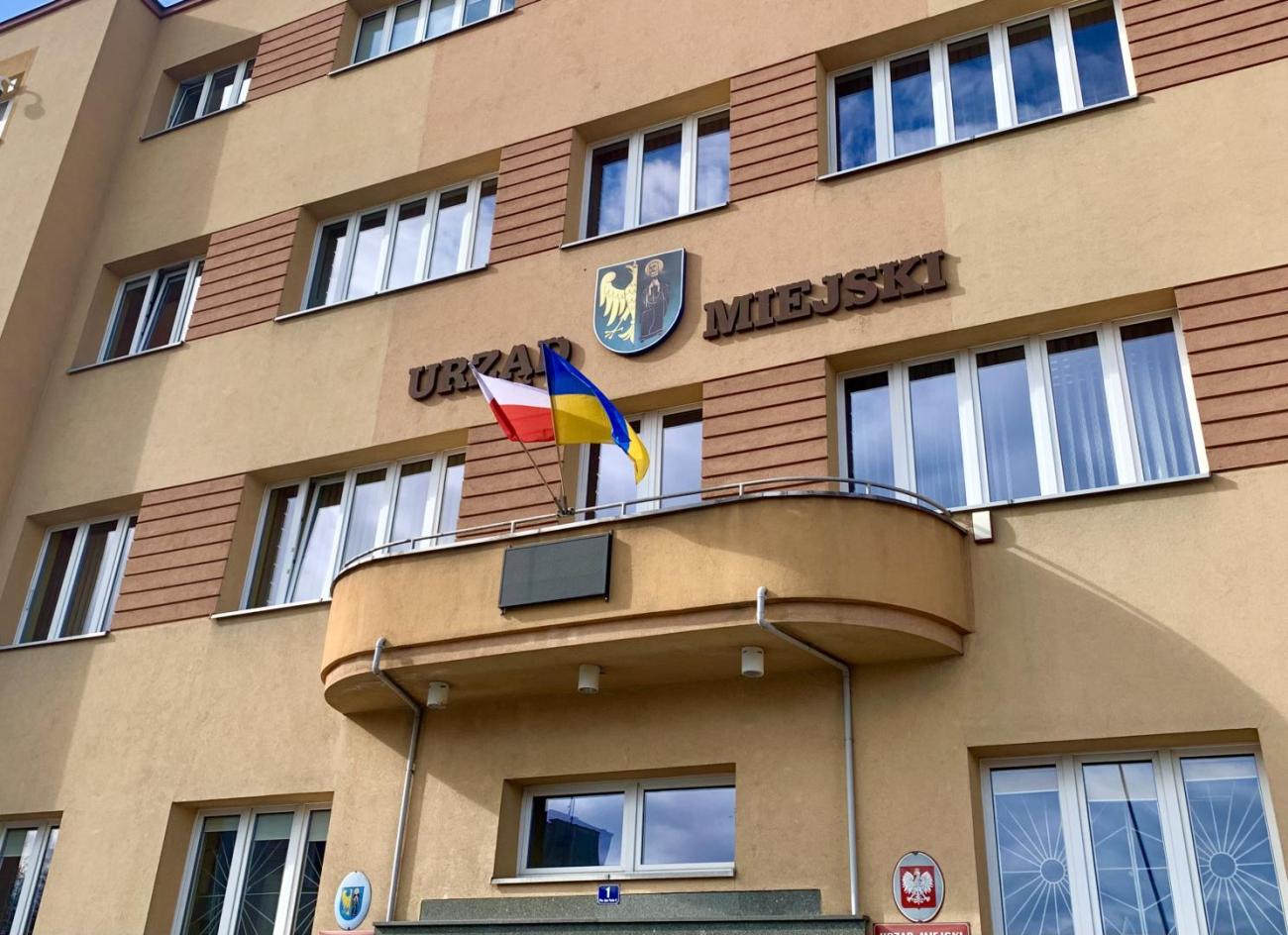 Budynek Urzędu Miejskiego z flagmi Polski i Ukrainy