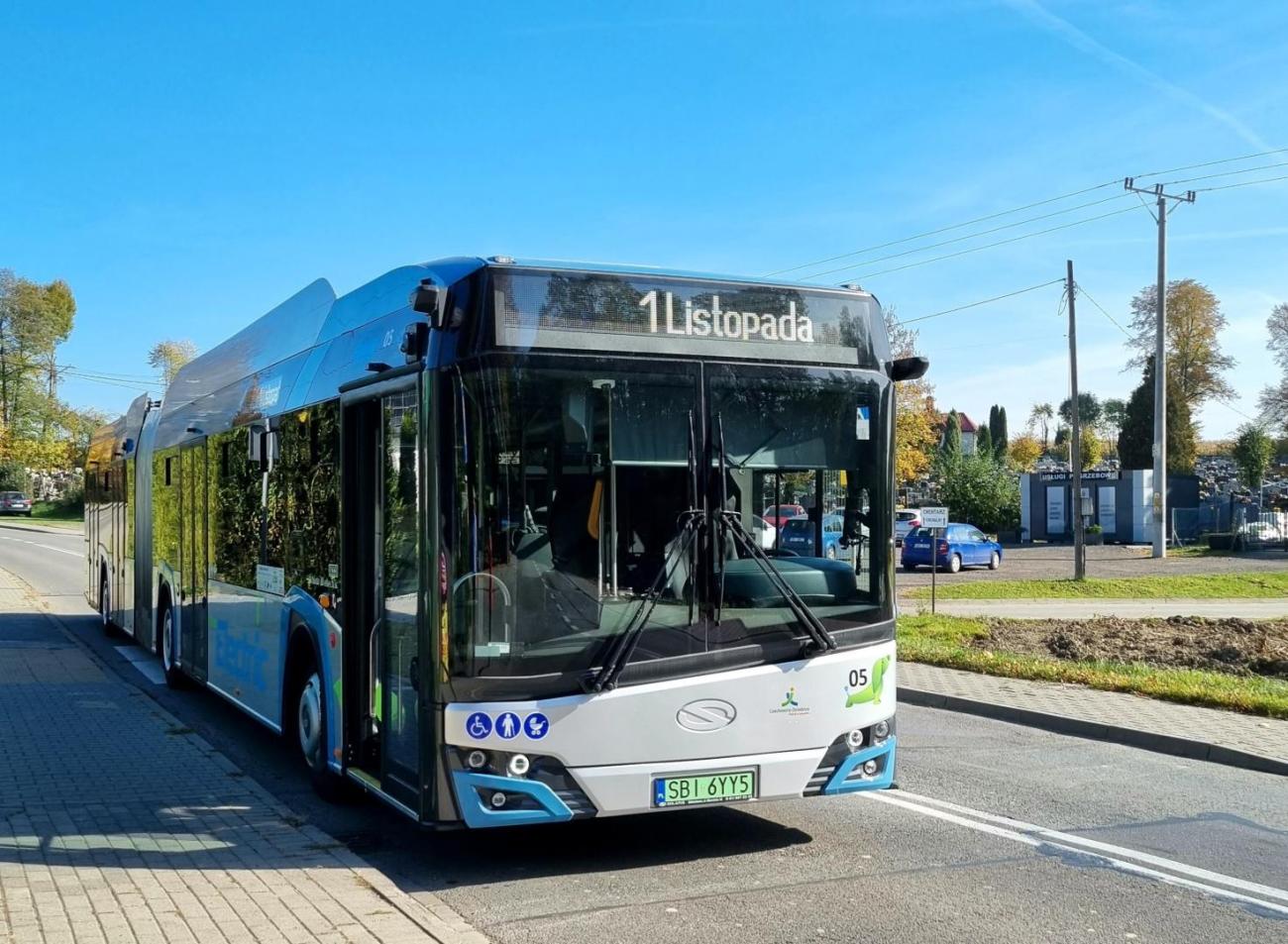 autobus elektryczny PKM z napisem 1 listopada na wyświetlaczu