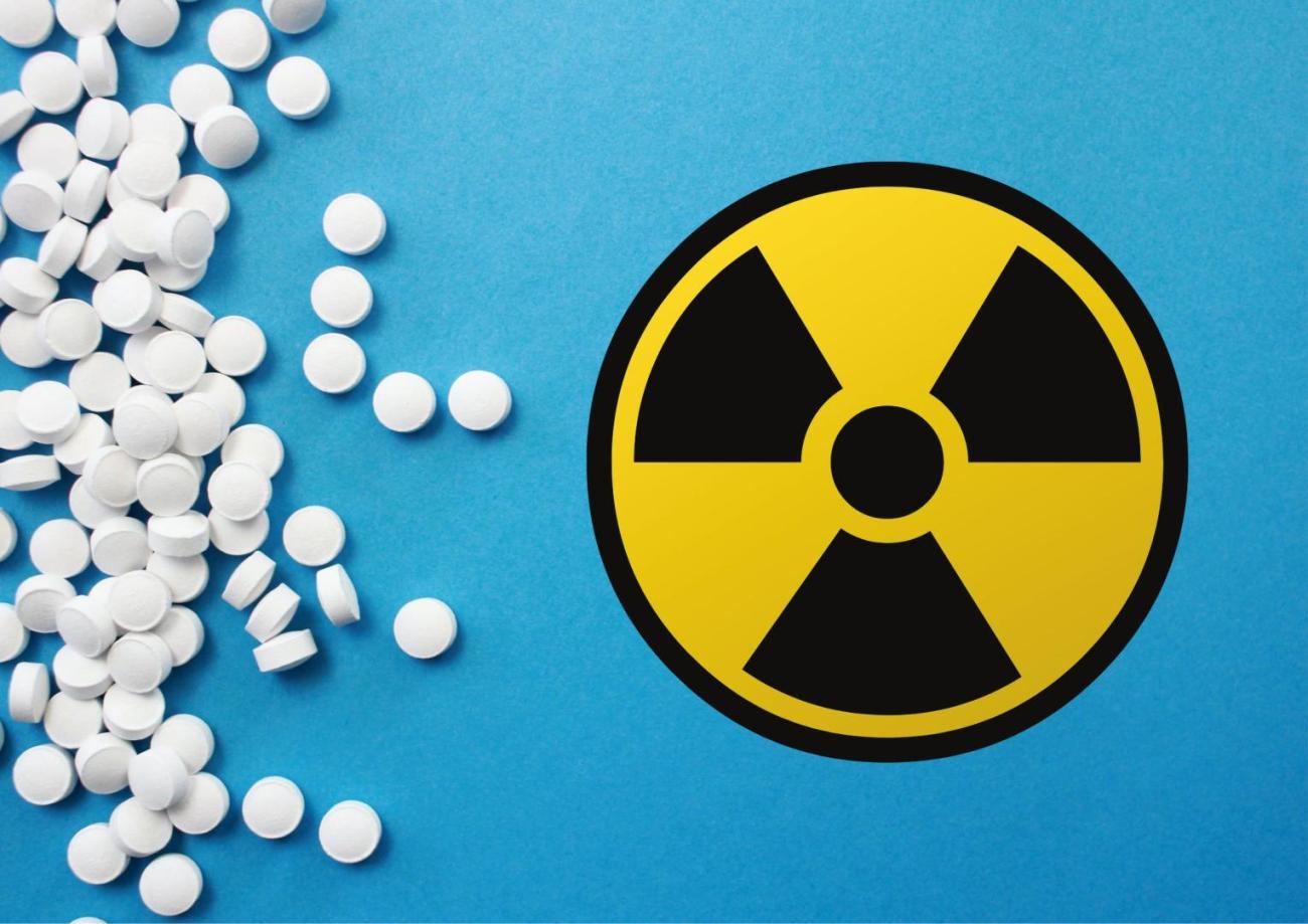 Tabletki i symbol zagrożenia radiacyjnego