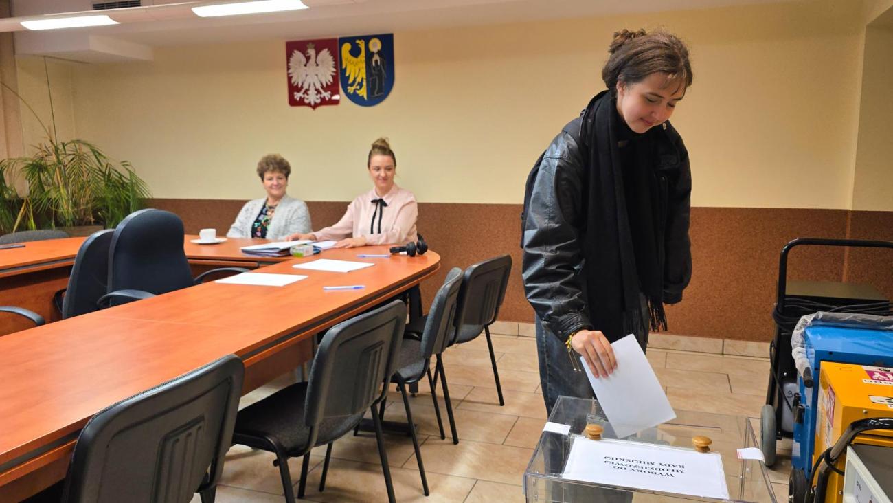 dziewczyna wrzucająca kartę wyborczą do urny