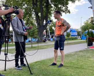 Rafał Pająk udzielający wywiadu
