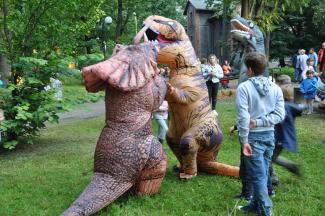 zabawa z dinozaurami