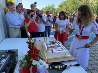 Justyna kroi tort