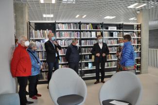 delegacja zwiedza bibliotekę