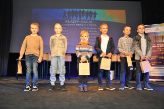 zwycięzcy w jednej z karegorii wiekowych na scenie - nagrodzone dzieci