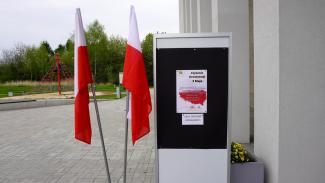 Plakat i flagi przed wejściem do MBP