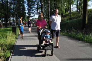Rodzina spacerująca alejką parkową