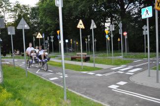 Wielokołowy rower jadący przez miasteczko rowerowe