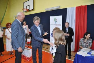 Burmistrz i Prezes Lotosu wręczający dyplomy i nagrody dzieciom