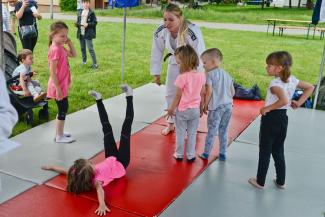 Dzieci ćwiczące rzuty na strefie judo