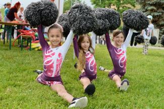 Dziewczynki z pomponami w strefie Akro-fitness