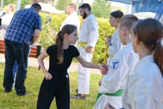 Dziewczynka ćwicząca ciosy w strefie karate