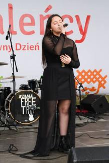 Wokalistka Emilia Piesiur na scenie z mikrofonem