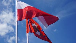 Powiewające flagi - polska i OSP Dziedzice
