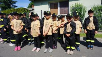Młodzi strażacy podaczs uroczystości