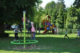 Dzieci bawiące się w ogrodzie PP nr 11