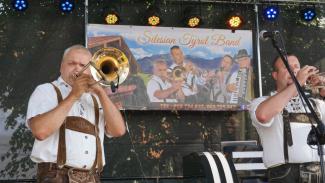 na scenie; członkowie zespołu Silesian Tyrol Band
