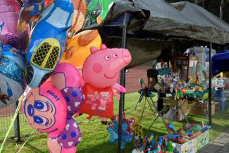 stoisko z kolorowymi balonami dla dzieci