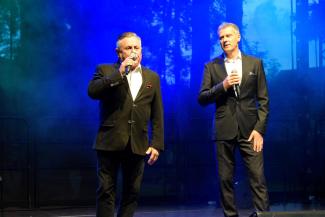 na scenie, na niebieskim tle: dwóch mężczyzn: Krzysztof Hanke i Respondek, z kabaretu Rak 