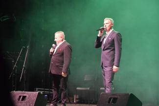 na scenie, na zielonym tle: dwóch mężczyzn: Krzysztof Hanke i Respondek, z kabaretu Rak 