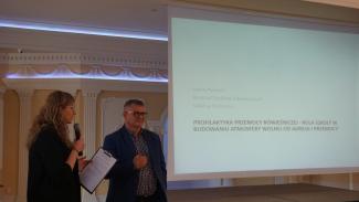posatci: kierowniczka biura ds. profilaktyki oraz prof. dr hab. Jacek Pyżalski, rozpoczynające konferencję