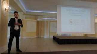 mgr Mirosław Mielczarek, ośrodek rozwoju edukacji z wykładem o bezpiecznej szkole, w tle: na białym ekranie slajdy