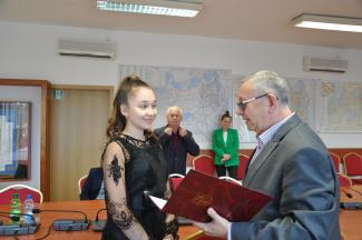 Sekretarz Miasta wręcza nagrodę młodej skrzypaczce