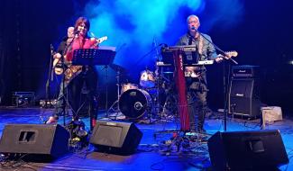 na scenie zespół Lokomotywa Band: trzech muzyków, dwóch mężczyzn i jedna kobieta
