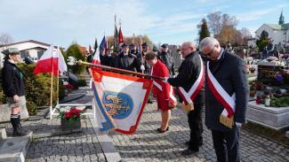delegacja Rady Miejskiej w Czechowicach-Dziedzicach składa hołd pod gróbem wojennym na cmentarza parafii pw. NMP Wspomożenia Wiernych
