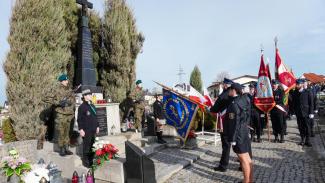 delegacja OSP Lipowiec składa hołd pod gróbem wojennym na cmentarza parafii pw. NMP Wspomożenia Wiernych