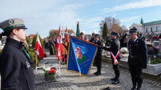 delegacja OSP Dziedzice składa hołd pod gróbem wojennym na cmentarza parafii pw. NMP Wspomożenia Wiernych