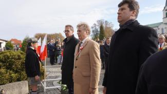 Burmistrz Marian Błachut wraz zastępcami składają hołd pod gróbem wojennym na cmentarza parafii pw. NMP Wspomożenia Wiernych