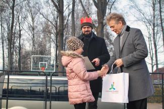burmistrz Marian Błachut wręcza nagrody w konkursie szopek bożonarodzeniowych