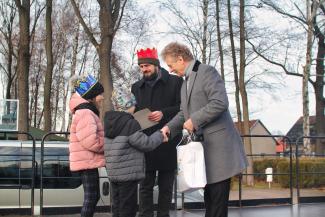 burmistrz Marian Błachut wręcza nagrody w konkursie szopek bożonarodzeniowych