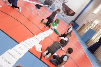 Dzieci podczas zajęć edukacyjnych w ramach projektu w sali gimnastycznej