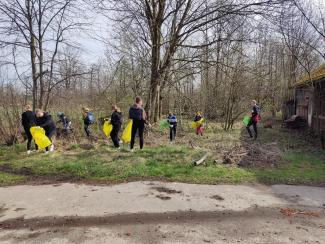 uczestnicy akcji Wiosenne Porzadki w trakcie sprzątania