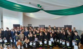 Wspólne zdjęcie uczestników, sędziów i organizatorów turnieju w OSP Lipowiec
